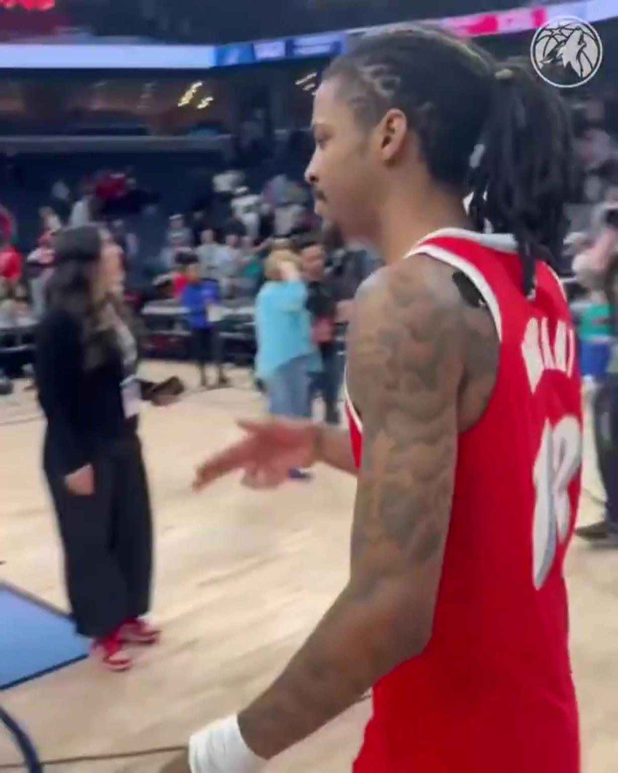 笑死！莫蘭特賽后與華子握手，竟然也是比出“手槍”的手勢(shì)