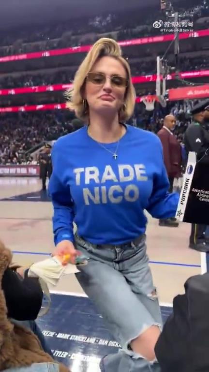 主場(chǎng)不準(zhǔn)球迷打印“解雇Nico”標(biāo)語，女球迷就出此下策