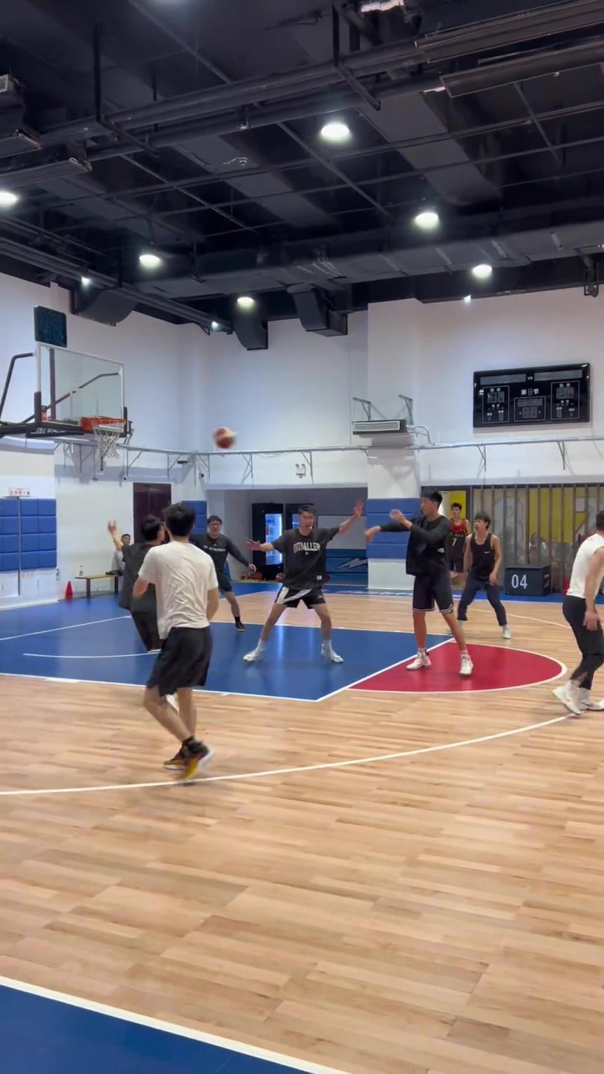 對(duì)手回家后：老婆，我今天在野球場(chǎng)匹配到巔峰馬刺隊(duì)了！