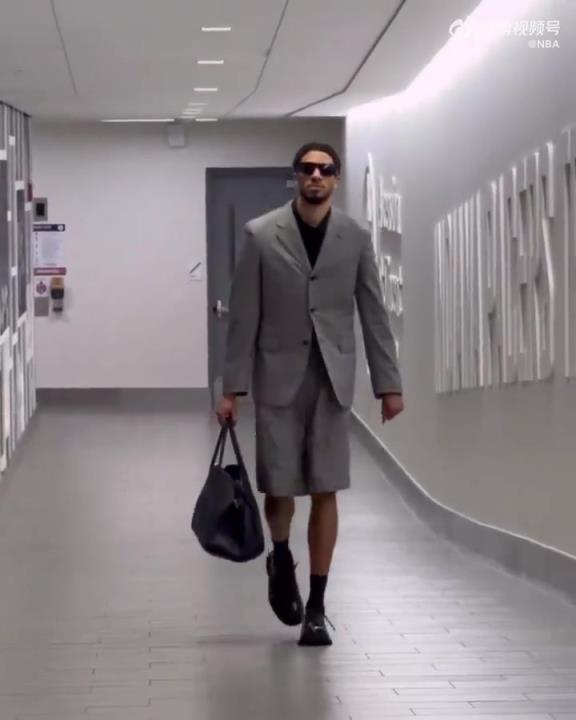 時(shí)尚潮男！哈利今日一身灰西裝短褲墨鏡搭配入場(chǎng) 腿真細(xì)！