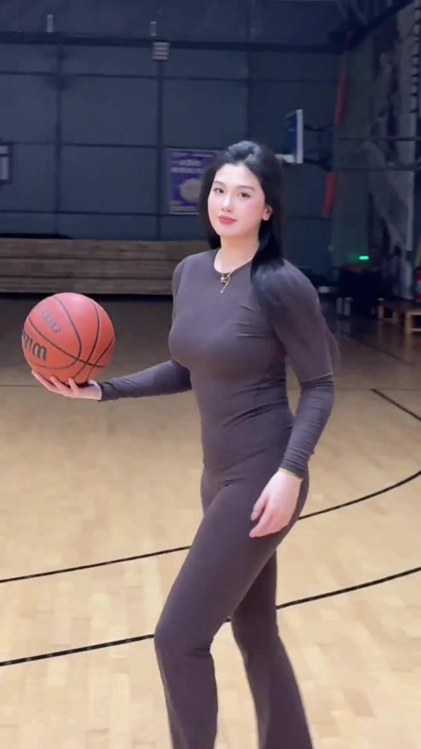 低配版卡戴珊！野球場肘姐這身材，懂的吧友都懂！