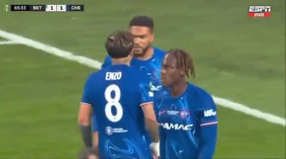 繼續(xù)干！恩佐進(jìn)球后給了詹姆斯一巴掌，兩人頂頭互相打氣