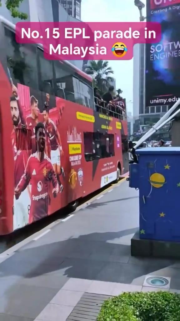 游街示眾？曼聯(lián)在馬來(lái)西亞街頭大巴游行，球迷笑噴