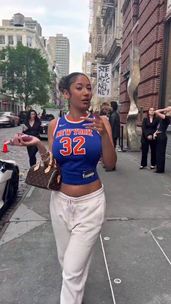 哇塞！一豐滿尼克斯女球迷身穿唐斯球衣，真是太吸引眼球了