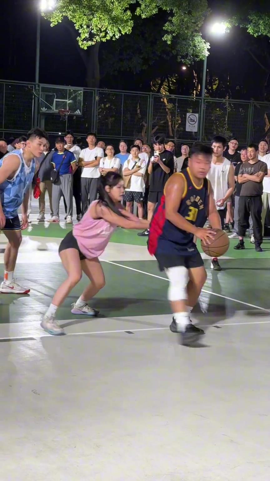 這哥們看見防自己的是女生，一個(gè)勁背打，球也不傳了